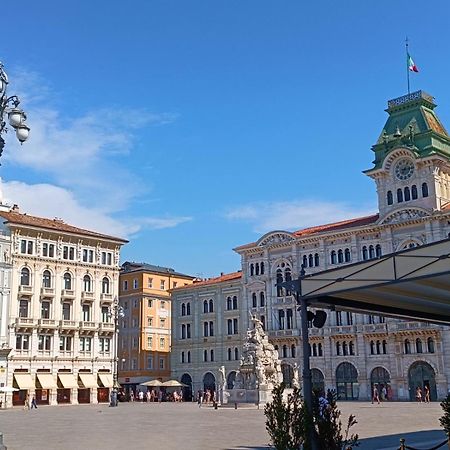 Casa Vacanze Trieste - Vista Piazza Unita Luaran gambar