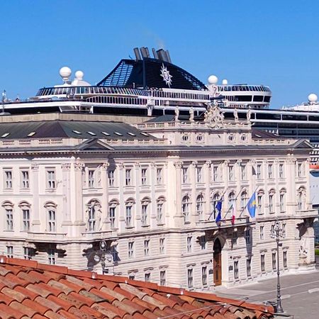 Casa Vacanze Trieste - Vista Piazza Unita Luaran gambar