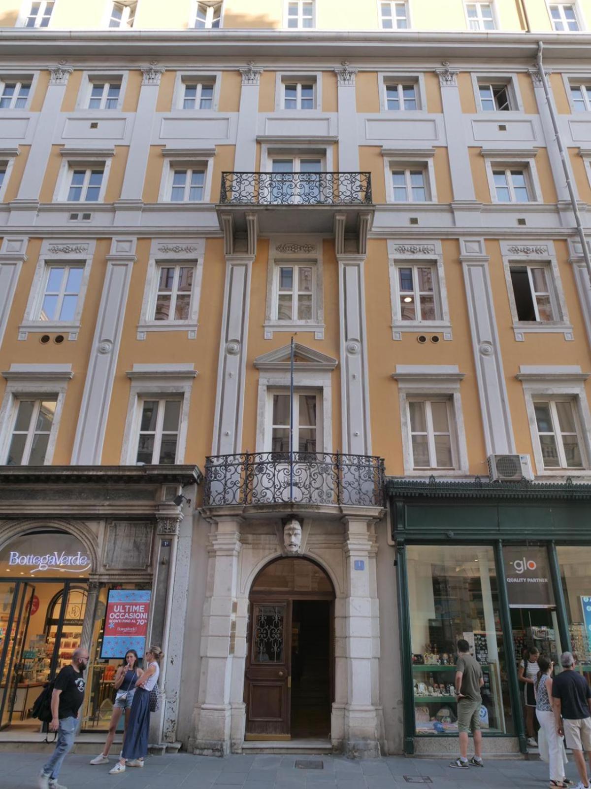 Casa Vacanze Trieste - Vista Piazza Unita Luaran gambar