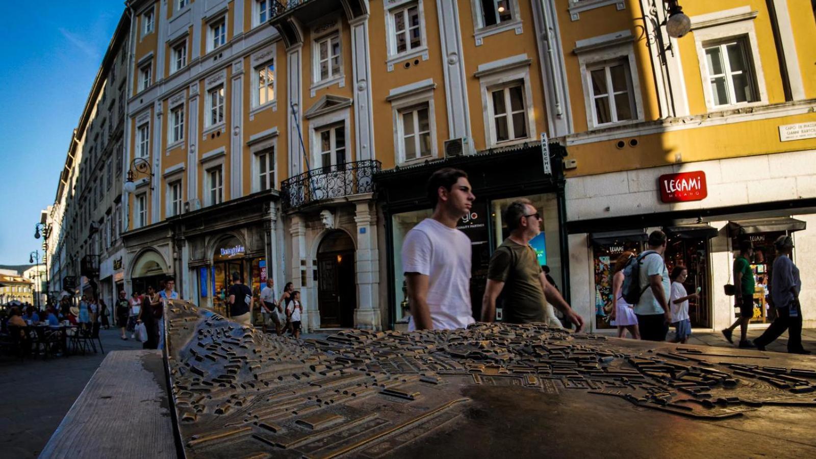 Casa Vacanze Trieste - Vista Piazza Unita Luaran gambar