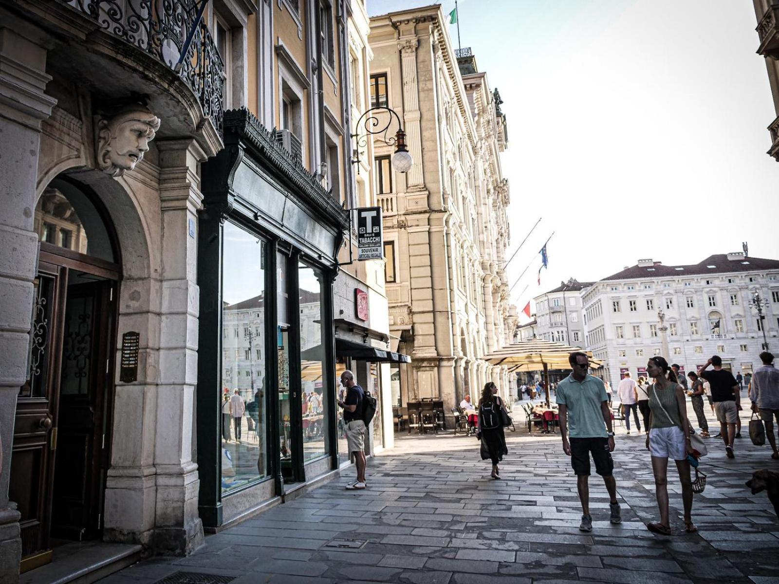 Casa Vacanze Trieste - Vista Piazza Unita Luaran gambar