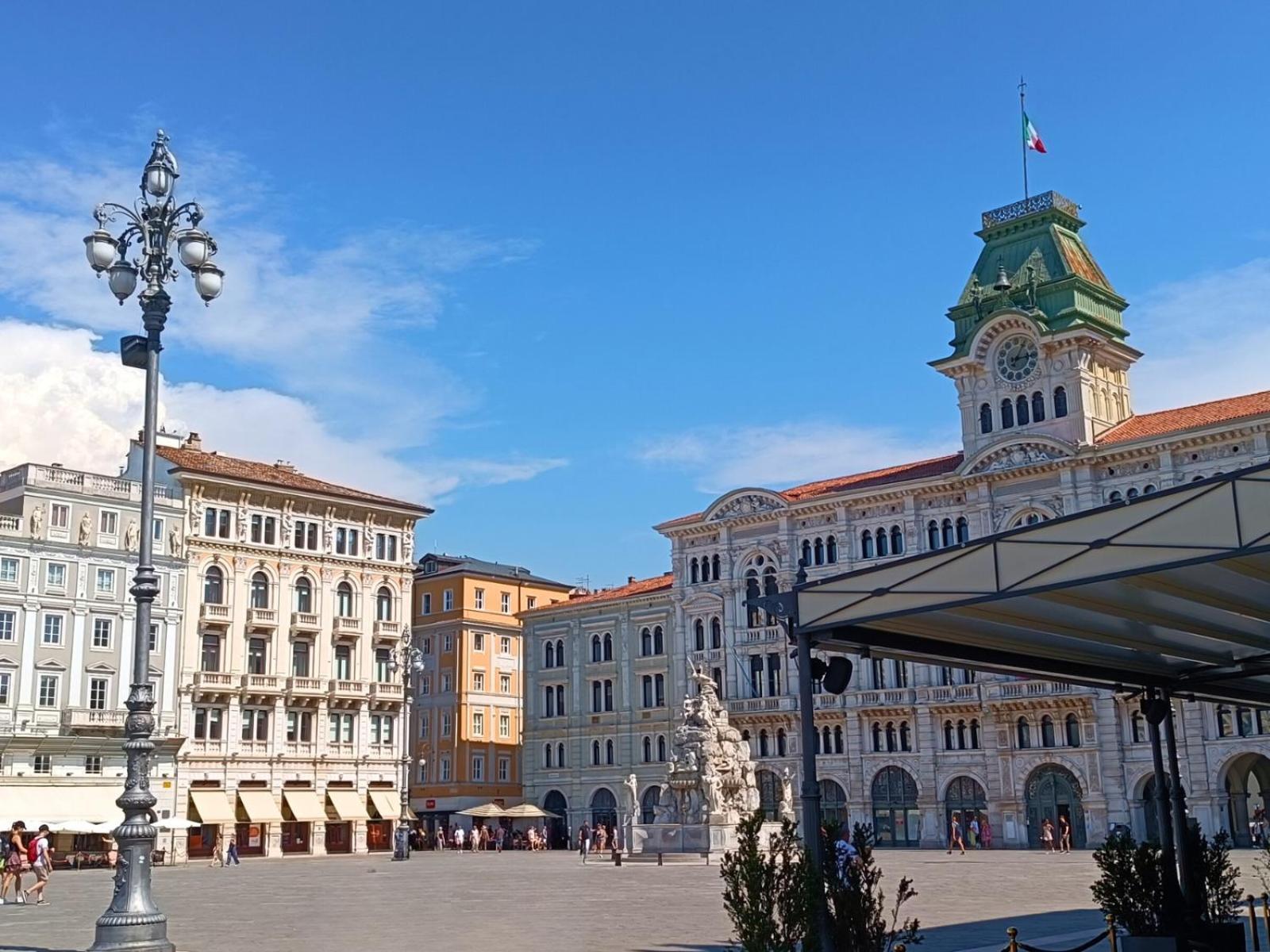 Casa Vacanze Trieste - Vista Piazza Unita Luaran gambar