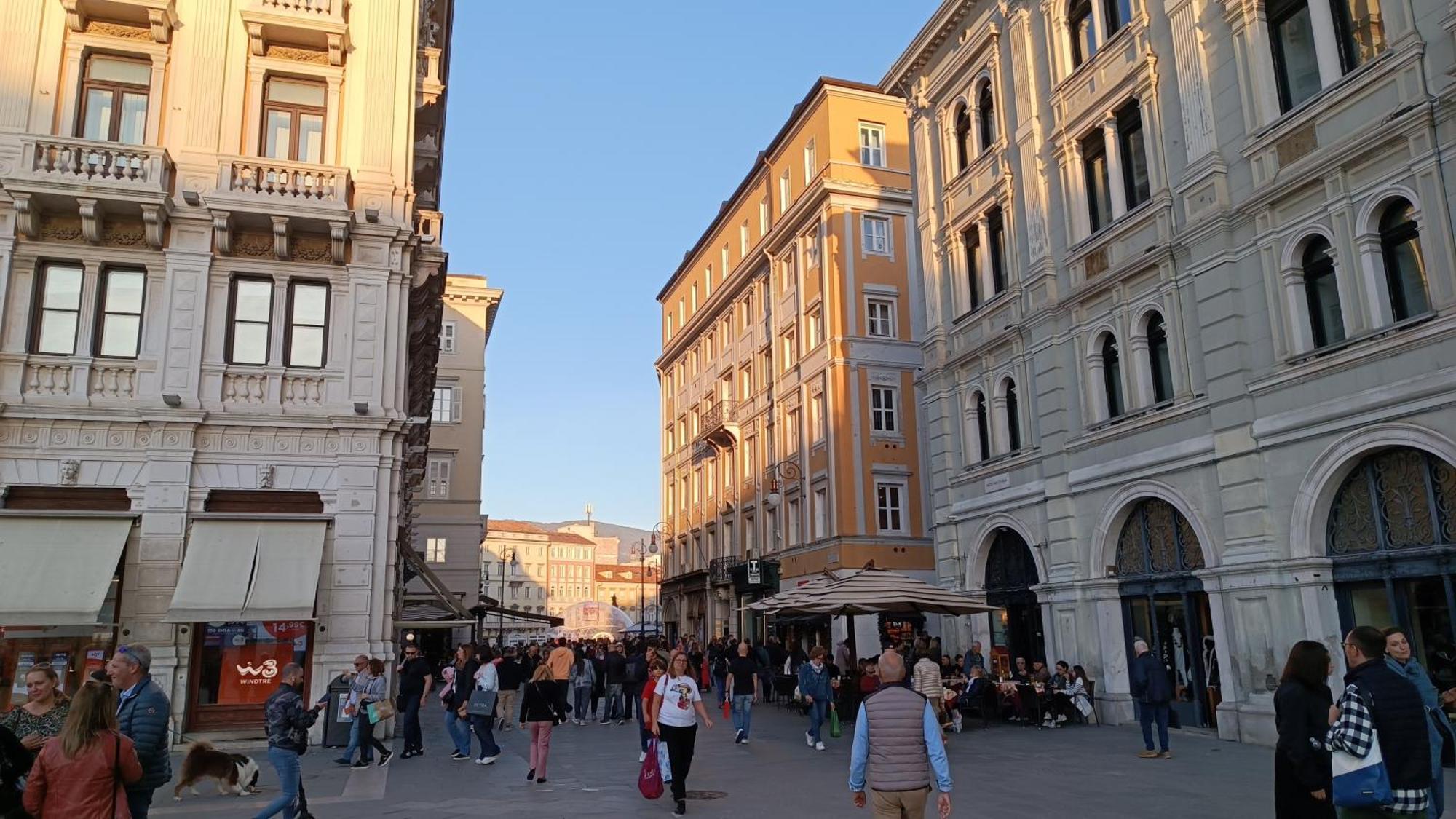 Casa Vacanze Trieste - Vista Piazza Unita Luaran gambar