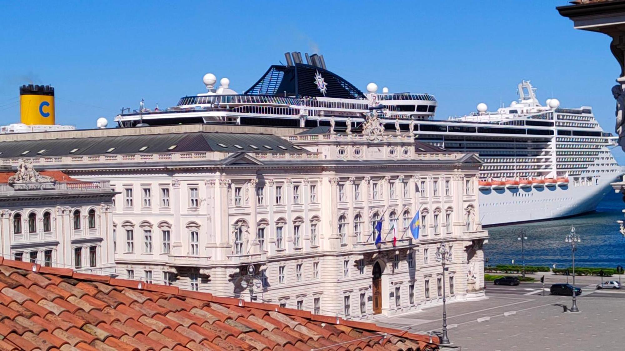 Casa Vacanze Trieste - Vista Piazza Unita Luaran gambar