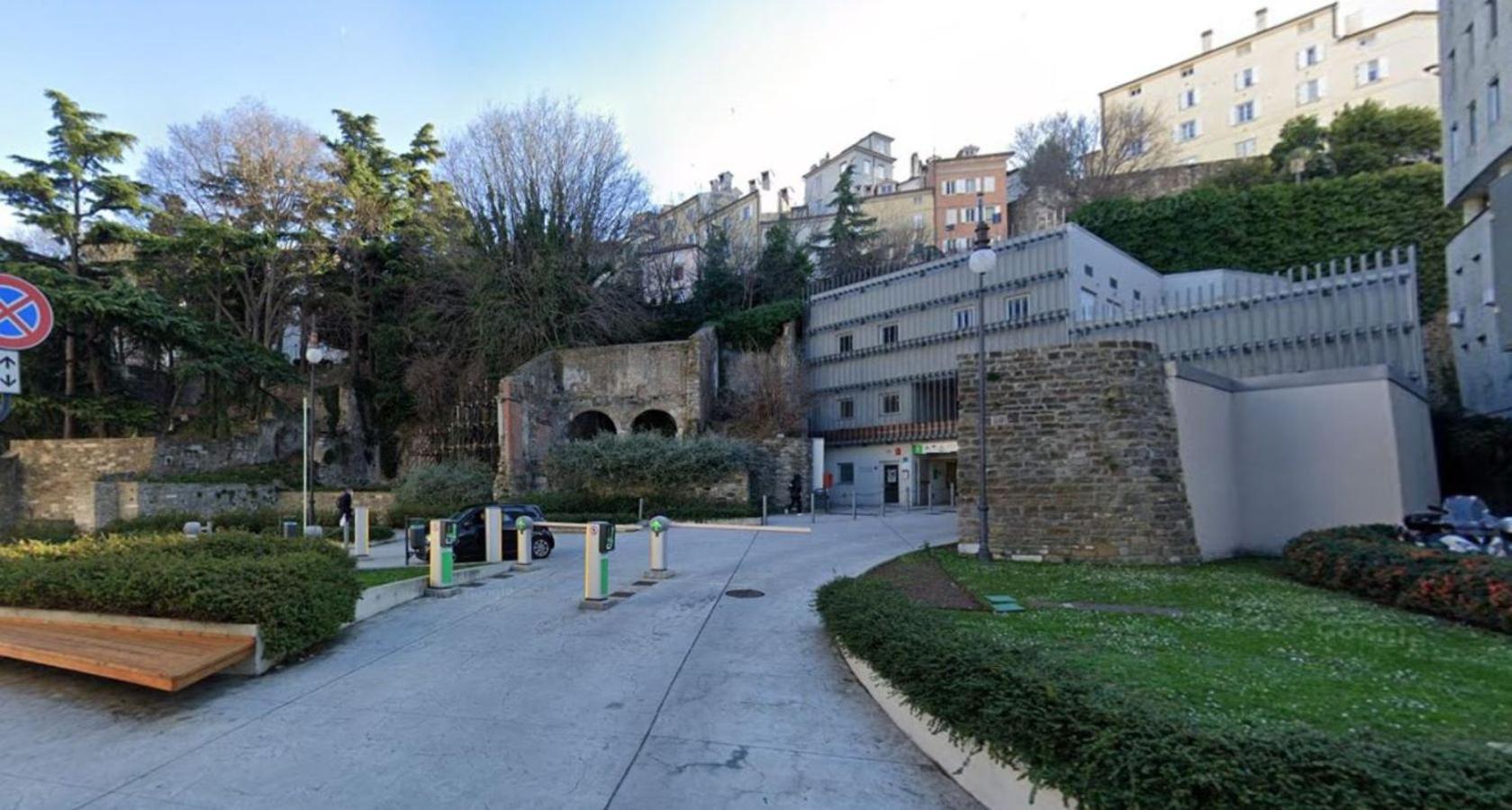 Casa Vacanze Trieste - Vista Piazza Unita Luaran gambar